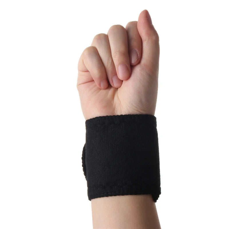 Person trägt selbstwärmende Handgelenkstütze bei Computerarbeit, ideal gegen Maus-Hand-Syndrom und Büroschmerzen