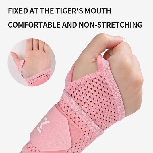 Handgelenkbandage angelegt zeigt Tiger-Mund-Fixierung, verhindert Verstauchungen und stabilisiert Gelenk beim Sport