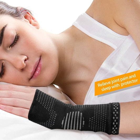 Handgelenkbandage angelegt zeigt perfekte Passform mit Daumen-Schlaufe, ideal für Krafttraining und Fitness-Training