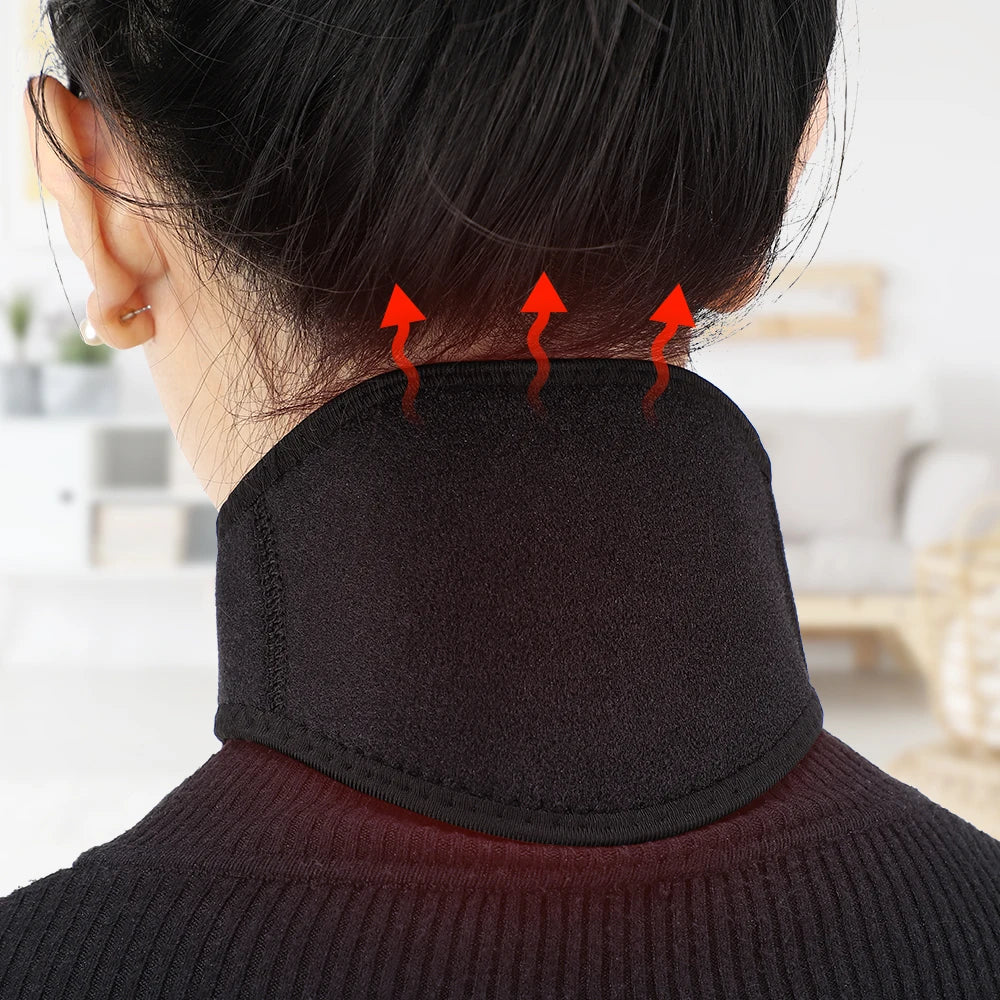 Anwendungsbeispiel Magnettherapie-Nackenbandage bei Büroarbeit lindert Verspannungen durch Computer-Arbeit und Smartphone-Nacken