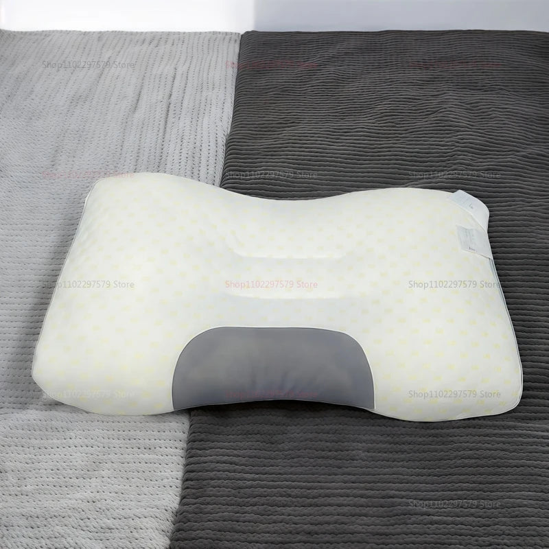Nackenkissen mit Massage-Effekt im Einsatz, stützt Halswirbelsäule optimal, lindert Nackenschmerzen, atmungsaktiv weich