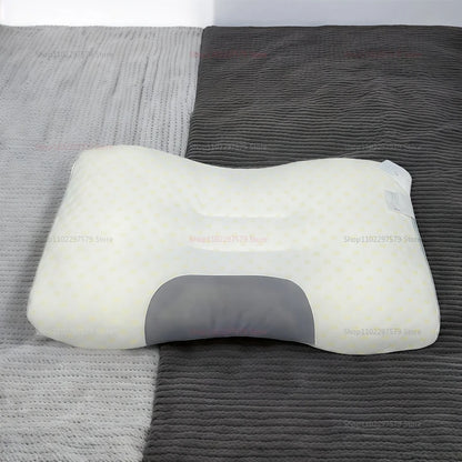 Nackenkissen mit Massage-Effekt im Einsatz, stützt Halswirbelsäule optimal, lindert Nackenschmerzen, atmungsaktiv weich