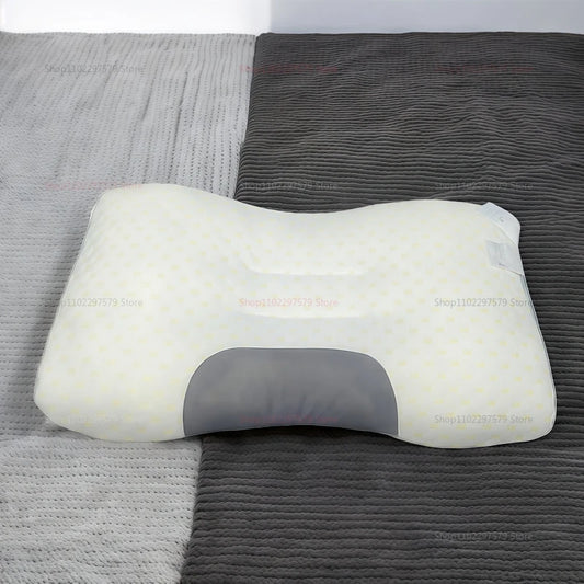 Nackenkissen mit Massage-Effekt im Einsatz, stützt Halswirbelsäule optimal, lindert Nackenschmerzen, atmungsaktiv weich