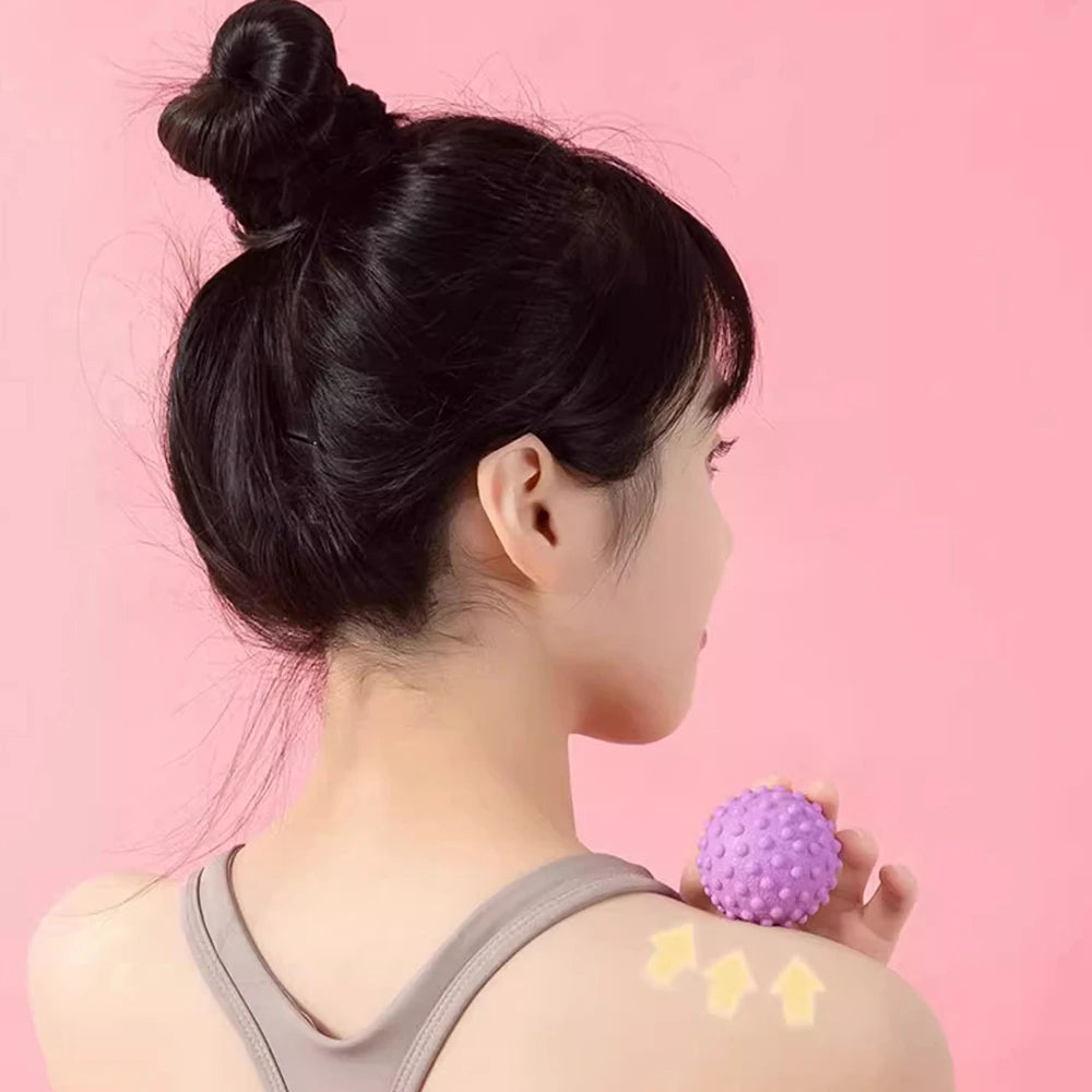 Fußsohlen-Massage mit Faszienball, Noppen stimulieren Reflexzonen und lösen Plantarfasziitis-Schmerzen effektiv