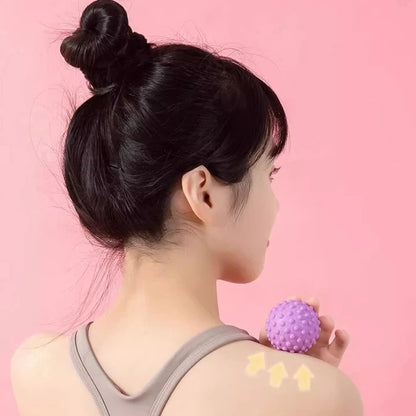 Fußsohlen-Massage mit Faszienball, Noppen stimulieren Reflexzonen und lösen Plantarfasziitis-Schmerzen effektiv