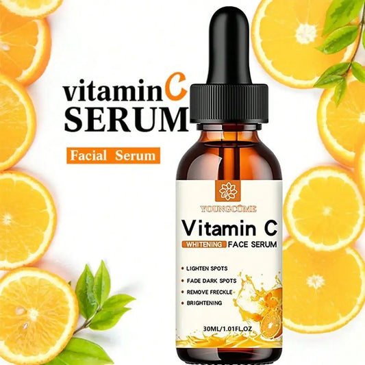 Anwendung Vitamin C Serum im Gesicht, Frau trägt aufhellendes Serum auf für strahlende, ebenmäßige Haut auf
